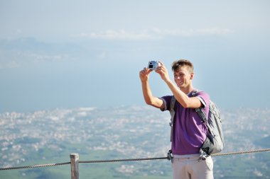 Genç uzun yürüyüşe çıkan kimse kendini yapım sırt çantası ile fotoğraf üstünde dağ Vesuvius, İtalya