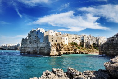 güzel bir Polignano bir kısrak, Akdeniz, İtalya Apulia şehir manzarası