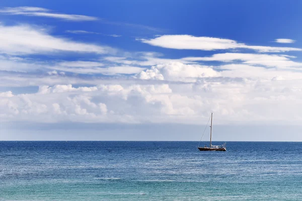 Azul mar Mediterráneo, cielo y nubes en un día de verano en Apulia, Italia —  Fotos de Stock