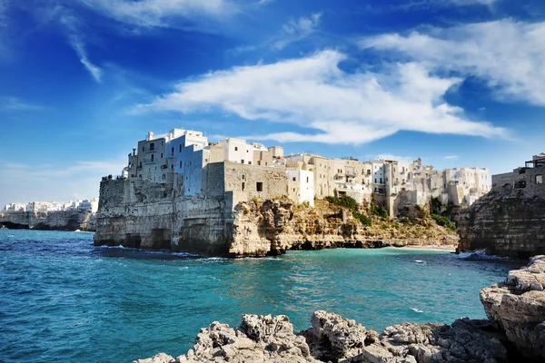 Wunderschöner blick auf polignano a mare, apulia stadt am mediterranen meer, italien — Stockfoto