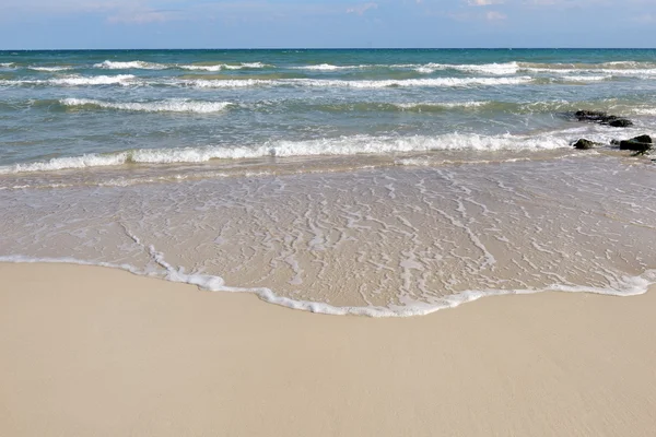Onda do mar na praia de areia no verão - Apúlia, Itália — Fotografia de Stock