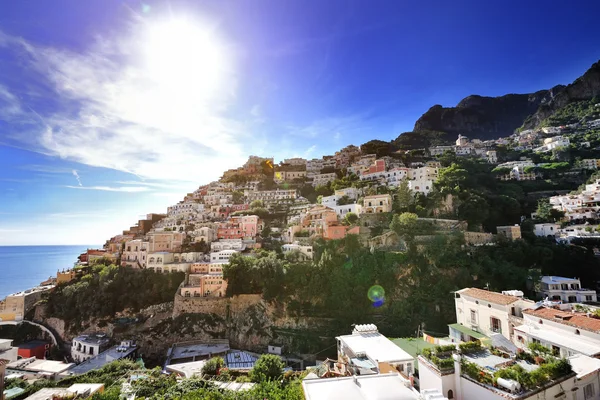 Positano vista panoramica nella giornata estiva, Costiera Amalfitana, Italia — Foto Stock
