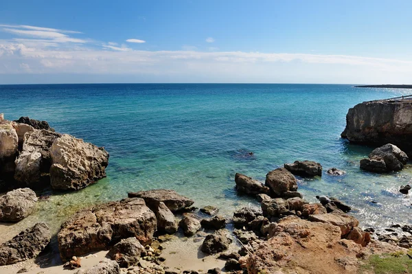 Море Монополи летом, Апулия, Южная Италия - направление отдыха — стоковое фото