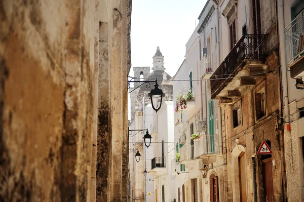 Callejón característico en la ciudad de Monopoli cerca de Bari, Apulia, Italia —  Fotos de Stock