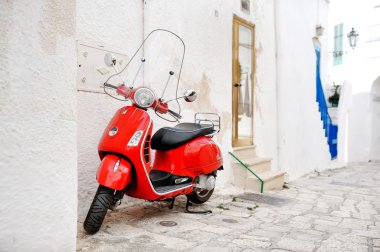 İtalyan scooter kırmızı vespa bir arka sokakta, Ostuni, Apulia, İtalya