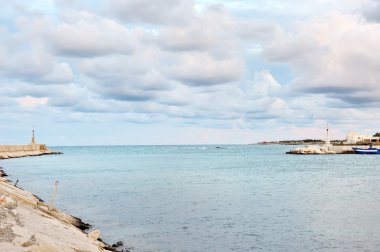 mavi deniz ve bulutlu gökyüzü, Ostuni bağlantı noktası, Apulia, İtalya