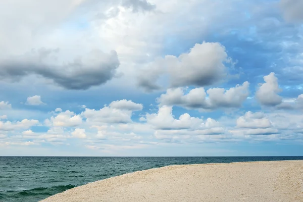 Bewolkte hemel en blauwe zee, haven van Ostuni, Apulië, Italië — Stockfoto