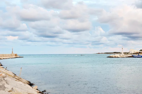 蓝色的大海和多云的天空，奥斯端口，阿普利亚，意大利 — 图库照片