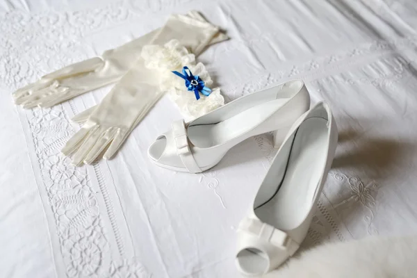 Scarpe, guanti e giarrettiera della sposa — Foto Stock