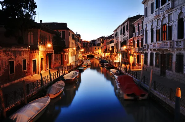 Венецианский канал ночью, Италия — стоковое фото