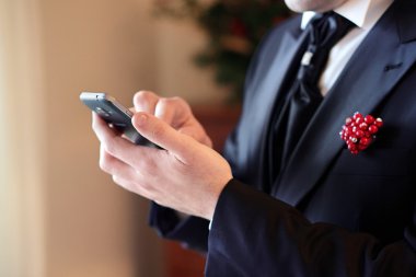 Cep telefonu kullaranarak damat