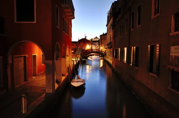 Венецианский канал ночью, Венеция, Италия — стоковое фото