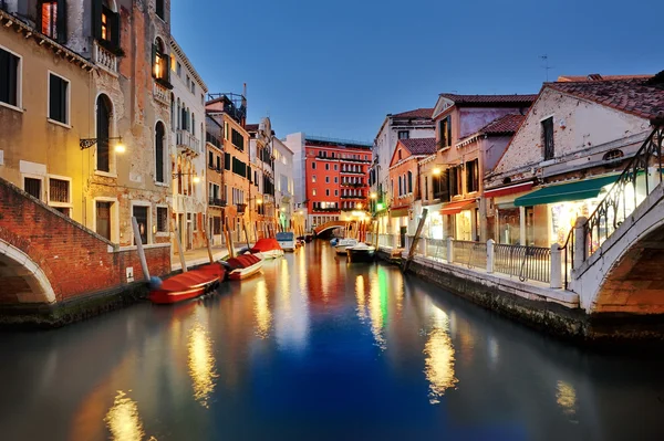 Schilderachtig uitzicht van Venetiaans kanaal bij nacht, Venetië, Italië — Stockfoto