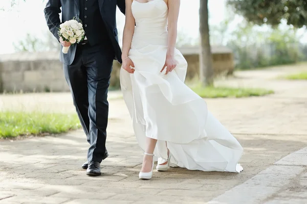 Wedding bouquet in bride's hands — Stock Photo, Image