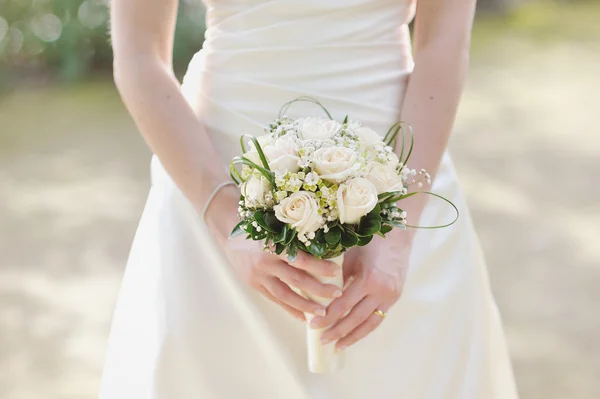 Bouquet de mariage entre les mains de la mariée — Photo