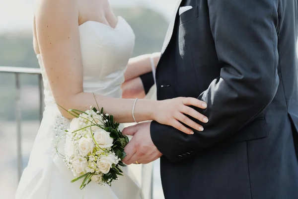 Buquê de casamento nas mãos da noiva — Fotografia de Stock