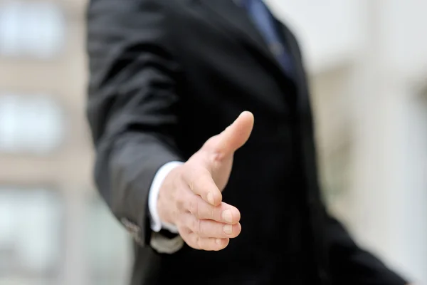 Üzletember kínál a kezét a kézfogás — Stock Fotó