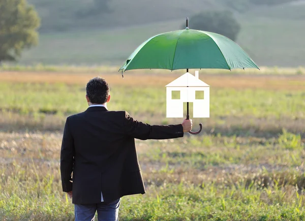 Concepto de protección de seguros para el hogar, hombre de negocios con paraguas — Foto de Stock