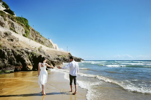 Paar läuft am Strand Hand in Hand — Stockfoto