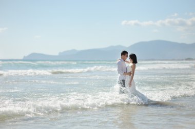 Gülümseyen çift sahilde, Sperlonga, İtalya kucaklayan birlikte