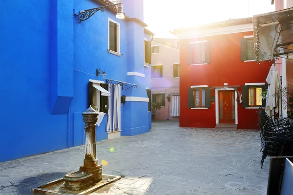 Colorful houses and a fountain in Burano, Venice, Italy — Stock Photo, Image