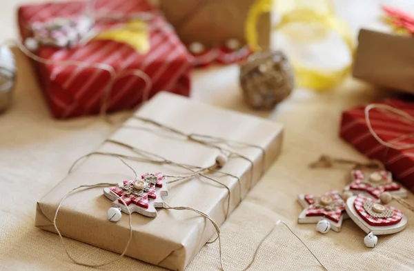 De doos van de gift van Kerstmis en decoratie — Stockfoto