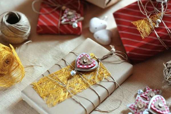 Handgemaakte kerstcadeau pakket en decoratie — Stockfoto