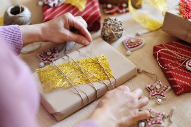 kadın el Noel kaydırma paketi hediye