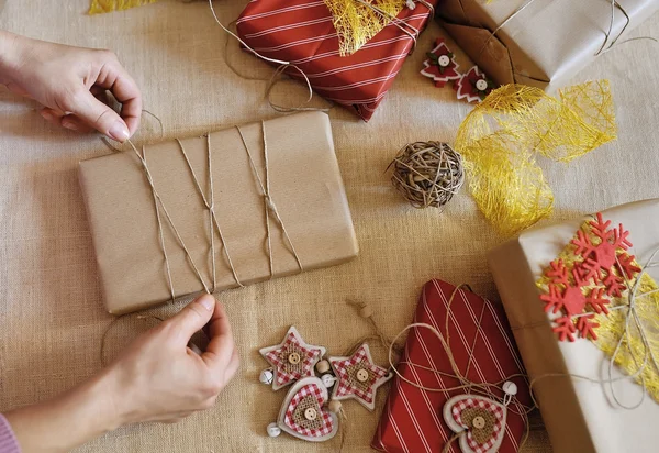 Frau Hände Verpackung Weihnachtsgeschenk-Box — Stockfoto