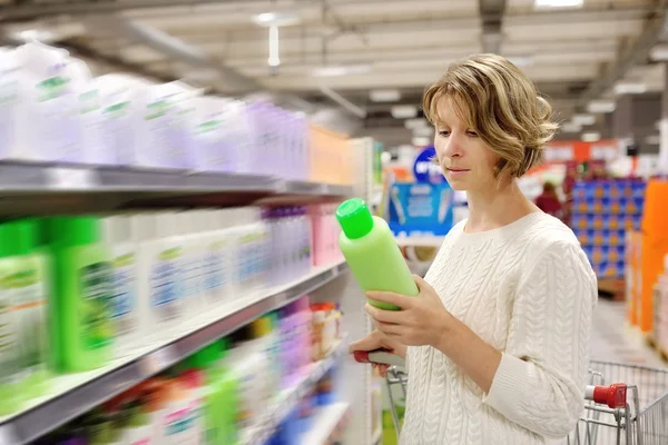 Žena nakupování a výběr zboží v supermarketu — Stock fotografie