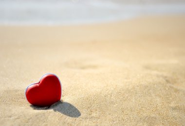 Sahilde deniz - aşk Sevgililer günü kavramı kırmızı kalp