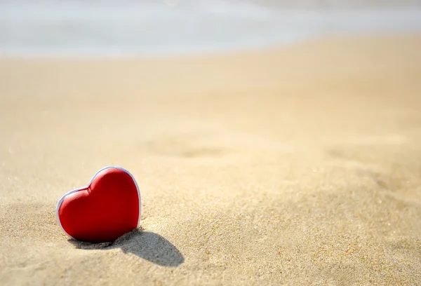 Rood hart op zee strand - hou van Valentijnsdag concept — Stockfoto