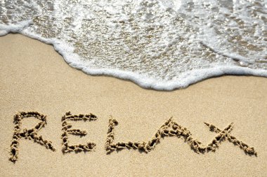 Sakin ol deniz - tatil kavramı yakınındaki kum plajındaki yazılı