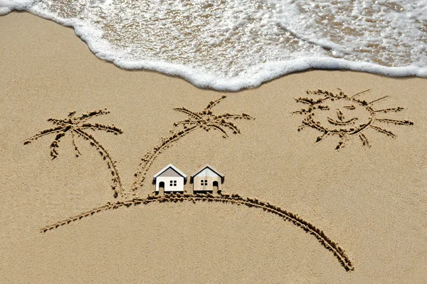 Casa cerca del mar, playa, sol y palmeras — Foto de Stock