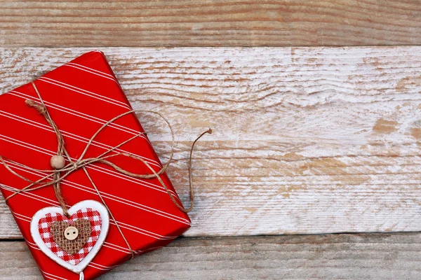 Scatola regalo di Natale su sfondo di legno — Foto Stock