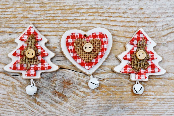 Albero di Natale e decorazione del cuore su sfondo di legno — Foto Stock