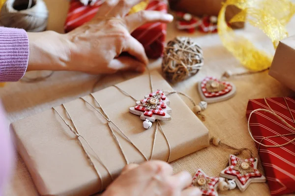Vrouw handen inwikkeling christmas gift pack — Stockfoto
