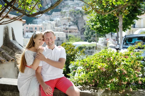 Pareja romántica sonriente caucásica en Positano, Italia concepto de amor —  Fotos de Stock