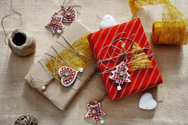 Kerstcadeau doos en decoraties voor boom op houten ondergrond — Stockfoto