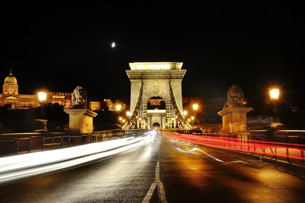 Chain Bridge at night with traffic light trails, Budapest, Hungary — Stock Photo, Image