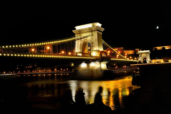 Kettingbrug over de Donau 's nachts, Boedapest, Hongarije — Stockfoto