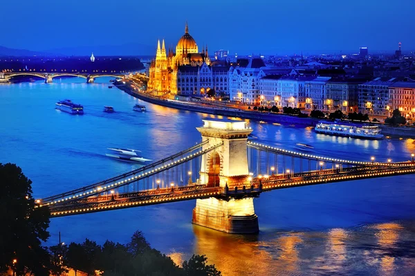 Panoramę Budapeszt, Węgry, z Dunaju, most łańcuchowy i Parlamentu o godzinie niebieski — Zdjęcie stockowe