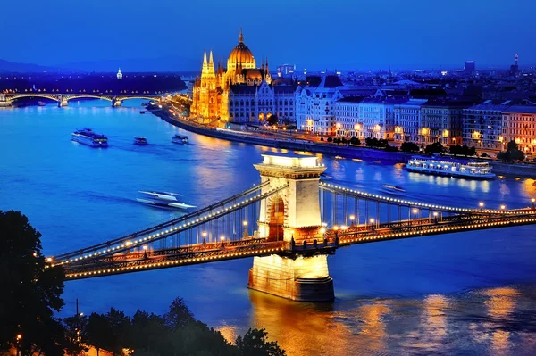 Budapeşte, Macaristan, Panoraması ile Tuna Nehri, Chain Bridge ve mavi saat Parlamento'da