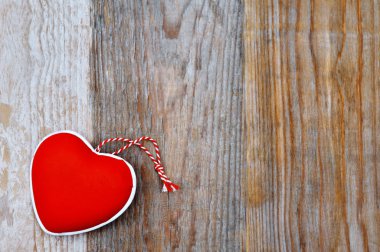 Sevgililer günü - ahşap arka plan üzerinde kalp