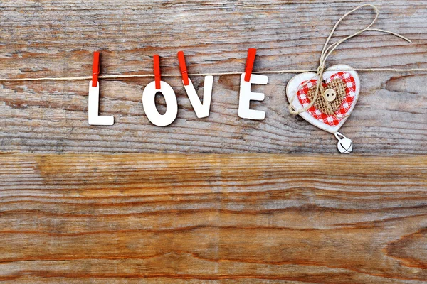 Love word and heart on wooden background — Stock Photo, Image