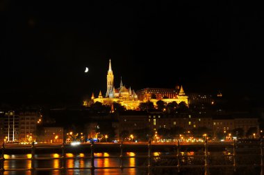 Buda yan Budapeşte Buda Castle, St. Matthias ve gece burçta balıkçı