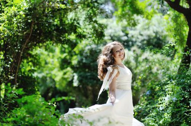 güzel gelin düğün günü gülümseyen