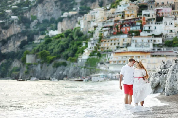 Uśmiechający się zadowolony młoda para spaceru na plaży Positano — Zdjęcie stockowe