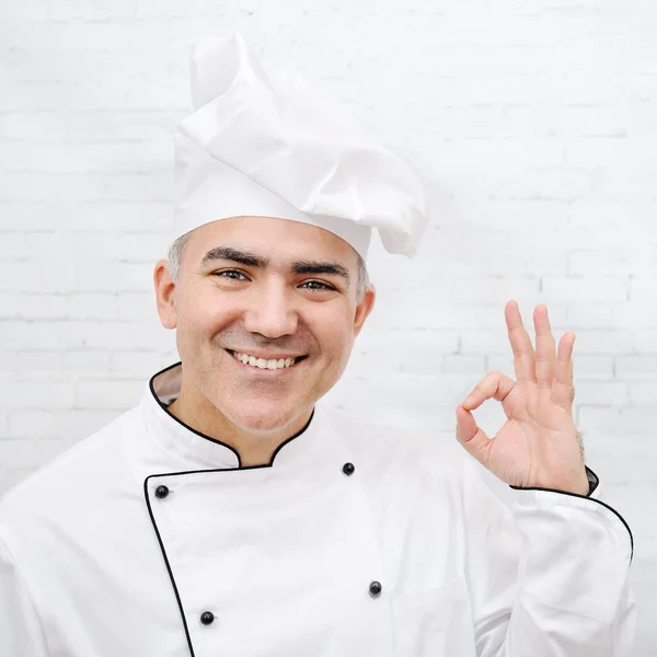 Guapo chef vestido con uniforme blanco — Foto de Stock