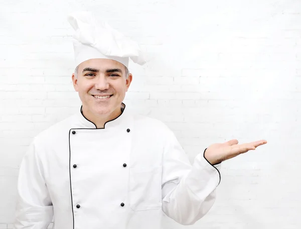 Chef sonriente en uniforme blanco — Foto de Stock